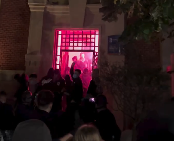  O Erjon  o legen  prite Edin se po vjen   studentët i vënë flakën Bashkisë së Tiranës  Video 