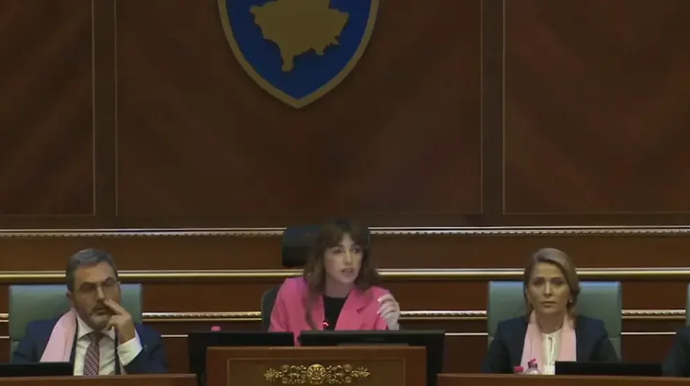  Deri këtu po mbërrin era e duhanit   Haxhiu kërcënon me Inspektorat deputetët që tymosin në Kuvend