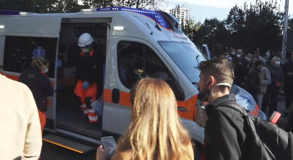 nje-protestues-ndihet-keq-para-ministrise-se-arsimit-transportohet-me-ambulance-drejt-spitalit