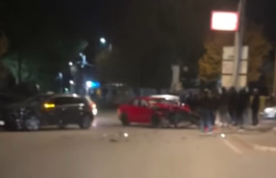 Tre të lënduar nga përplasja e një  Golf  i me një  Audi  në Shkup