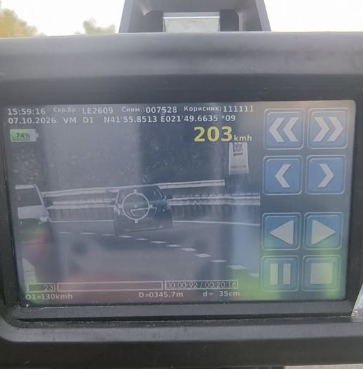 203 km h në autostradë  Mercedes i  fluturon  mbi asfalt  73 km h mbi limitin