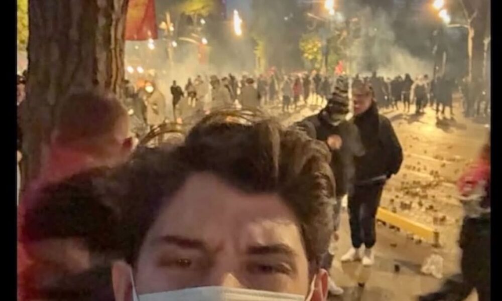 Mevlan Ademi në krah të studentëve të Tiranës  Publikon pamje nga protesta