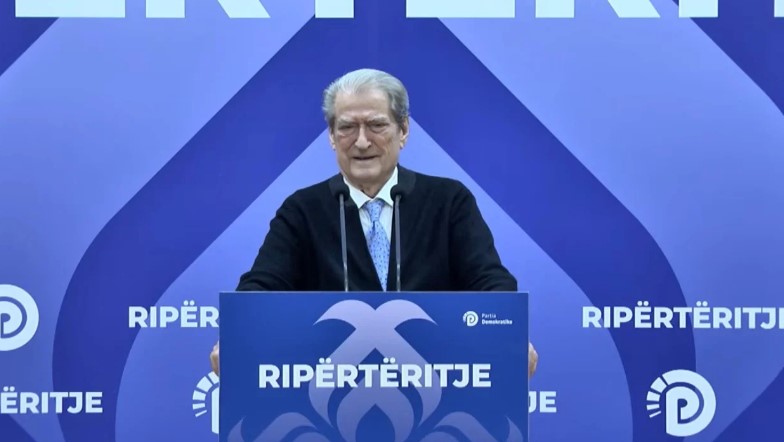 kjo-barbari-nuk-ka-ndodhur-as-ne-vitet-90-berisha-drejton-protesten-nga-selia-thirrje-per-neser-te-solidarizohemi-me-studentet