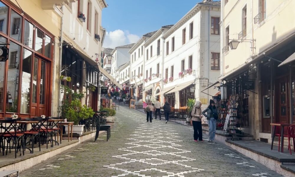  Protesta tkurri turizmin   Dhoma e Tregtisë Gjirokastër  Kemi shumë anulime rezervimesh   VIDEO 