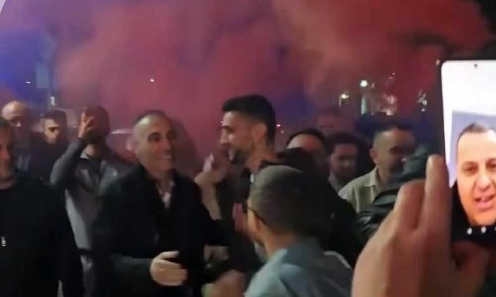 Grubi doli nga arresti shtëpiak  pritje me fishekëzjarre dhe tymuese