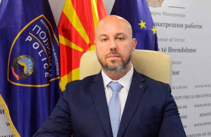 zv-ministri-iseni-nenshkruan-suspendimin-e-6-policeve-te-dyshuar-per-dhunen-ndaj-dy-te-rinjve-shqiptare