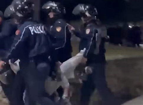 pamje-te-renda-protestuesi-19-vjecar-pa-vetedije-e-me-kembe-te-thyer-duke-u-bartur-nga-policia-ne-tirane