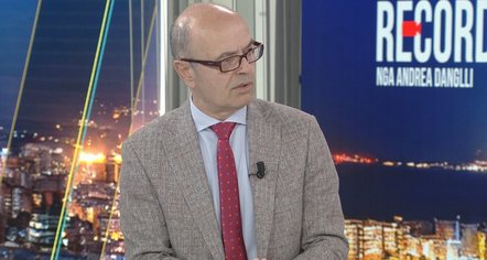  Ç komunizëm ka këtu     Koçi  Këtë vend e ka mbërthyer kapitalizmi për gryke 