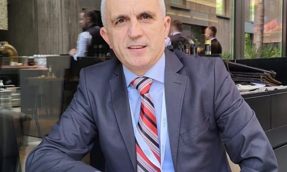 Blerim Hyseni shpërthen  Rinovuan sallën  por  harruan  gjuhën shqipe në Kumanovë 