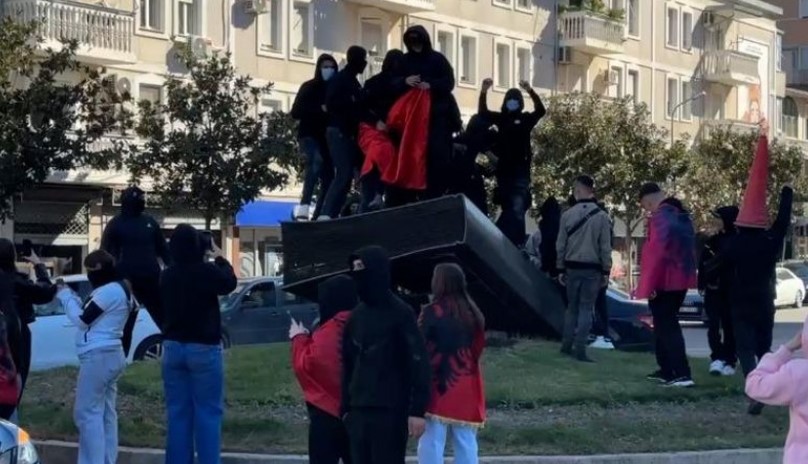 te-maskuarit-e-vandalizuan-deputeti-shalsi-per-monumentin-e-lahutes-se-malcis-si-lufton-per-te-ardhmen-kur-s-njeh-krenarite-e-vendit