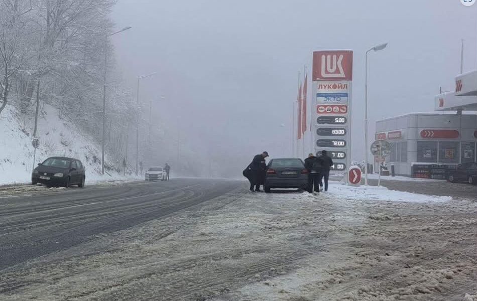 Në Strazhë bie borë  shoferët apelohen për kujdes në rrugët malore  