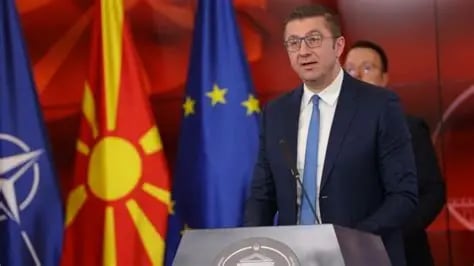 Mickoski studentëve  Udhëtoni  mësoni  por kthehuni në Maqedoni