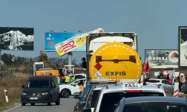 Bllokimi i daljeve të aeroportit të Prishtinës  eskorta e Ursula von Der Leyen detyrohet të kalojë nëpër rrugë alternative
