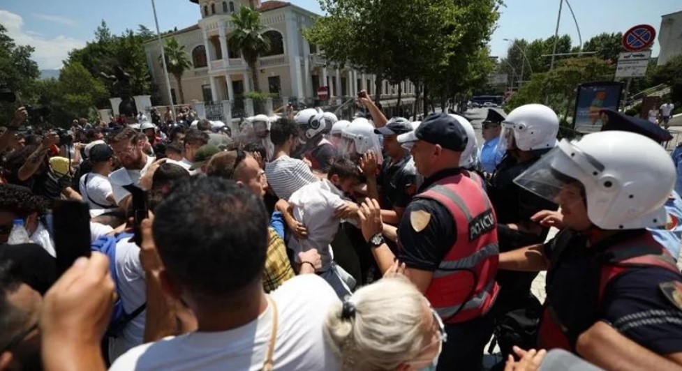 protesta-e-dhunshme-para-parlamentit-policia-arreston-3-persona-6-te-tjere-procedohen-penalisht