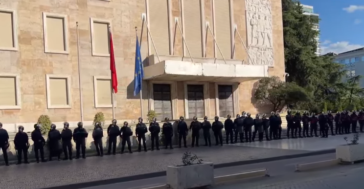 Nis marshimi i studentëve në Tiranë me thirrjen  Rama  jep dorëheqjen  