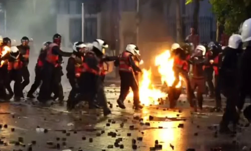 kaosi-ne-tirane-koktej-molotovi-bie-mes-policeve-nje-zyrtari-i-merr-flake-uniforma