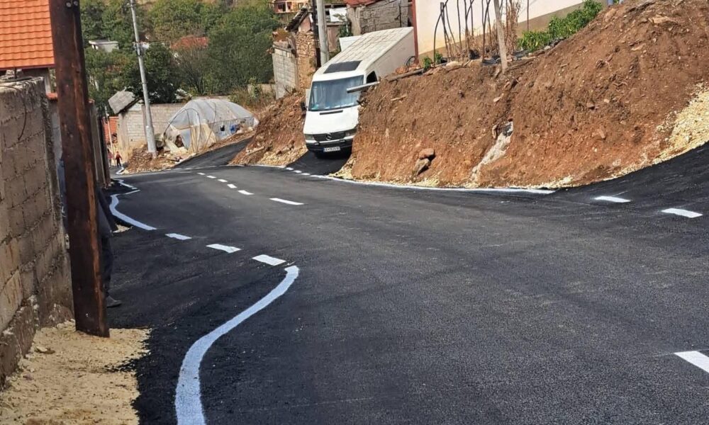 Luboten  banorët nuk presin komunën  asfaltojnë vetë rrugën e fshatit