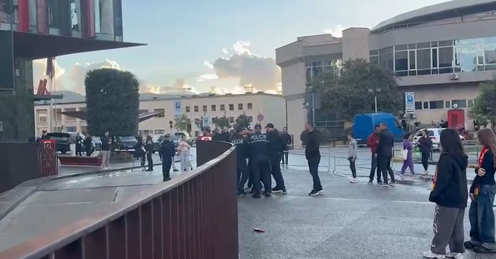Vijojnë tensionet e derbit Partizani Tirana  Sherr edhe në hyrje të stadiumit  Air Albania   tifozët përplasen me policinë