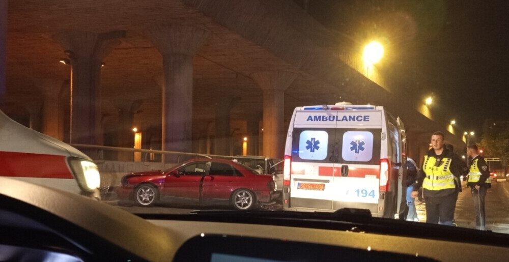 Përplasen dy vetura te ura  Belasica  në Shkup  tre persona të lënduar