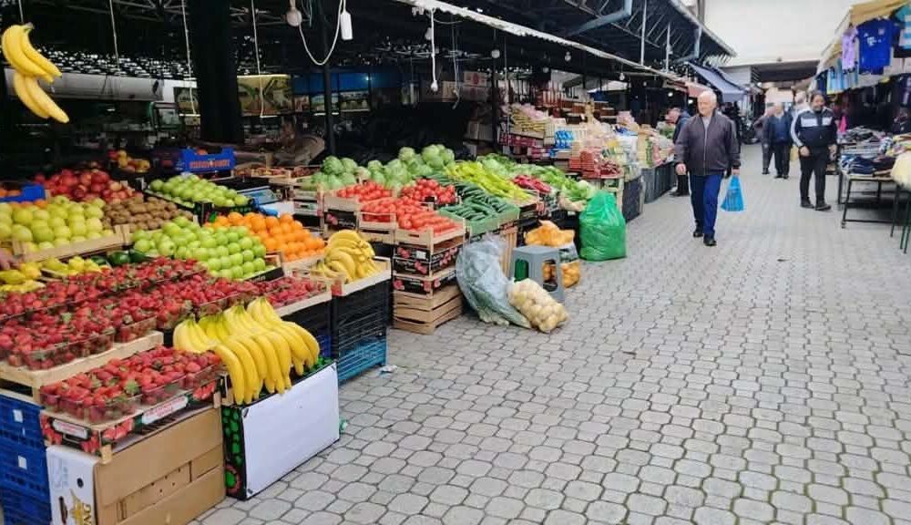 Tregu bosh  trotuaret plot  Shitësit në Tetovë kërkojnë largimin e ambulantëve
