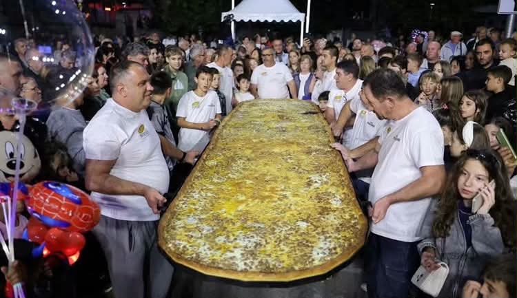 Pita gjigante 4 4 metra në Veles  rekord me 90 kilogramë 